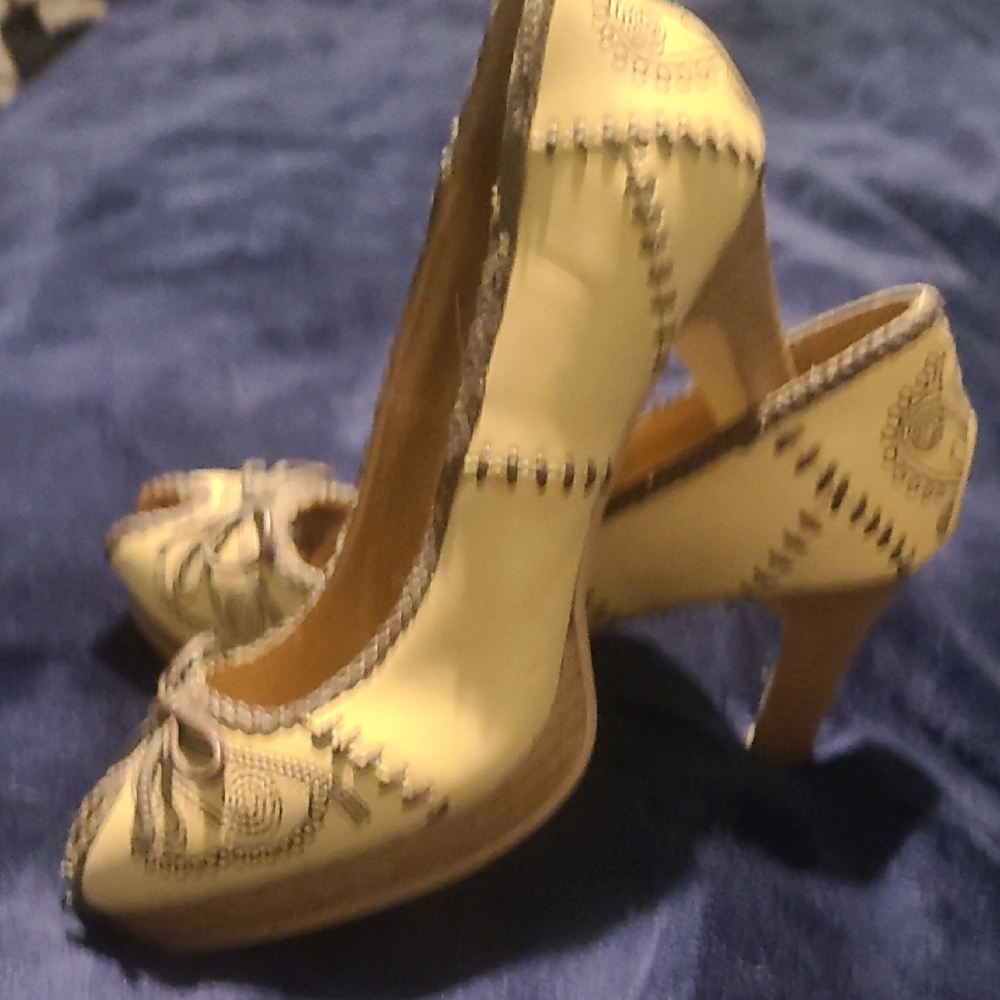 BONGO Yellow Peep-Toe Heels with Bow Detail - Picture 2 of 4